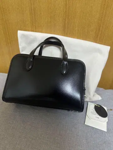 TOUT Y EST 투티에 SAC LOQUET MINI 핸드백 블랙
