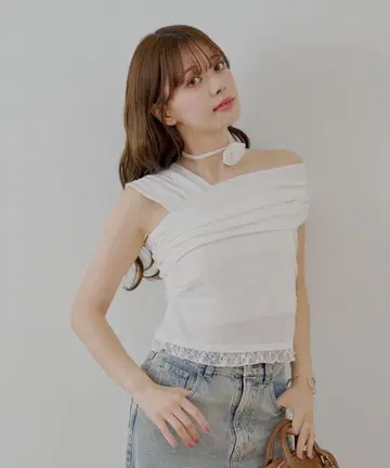 로즈 초커가 달린 원숄더 밑단 레이스 T