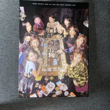 TWICE 친필 사인 포함 CD