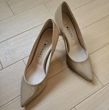 DIANA 다이애나 펌프스 포인티드 토 에나멜 베이지 21.5cm