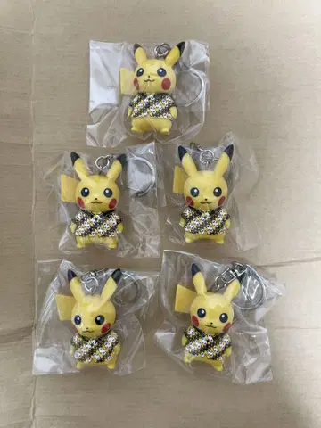바틱 셔츠를 입은 피카츄 Keychain (5 pcs)
