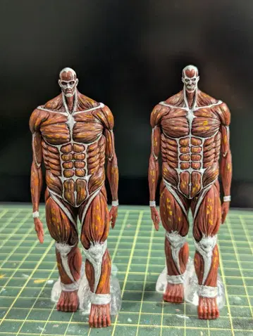 진격의 거인 지면 정리 피규어 2개 리페인트