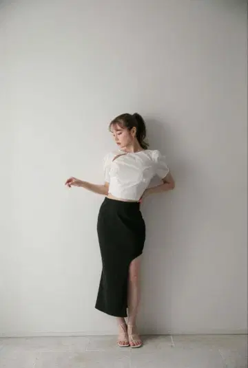 ANDMARY / 아만다 데일리 슬릿 스커트