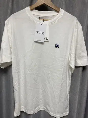 SATUR 화이트 티셔츠 로고 자수