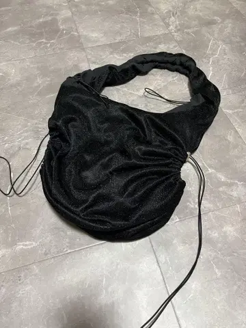 드로우 스트링 숄더백 블랙