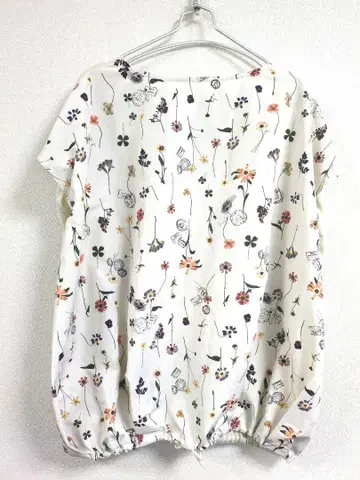 BEARDSLEY 압화를 산재한 프린트 니트 비어즐리