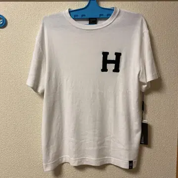 D/him. 화이트 H 로고 t셔츠