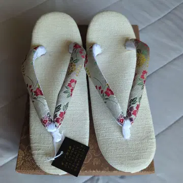 꽃무늬 하나오 조리 크림색