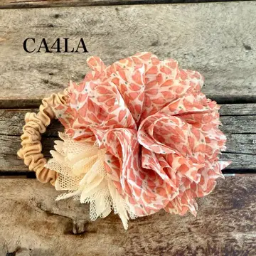 CA4LA 스크런치 꽃무늬 핑크와 화이트