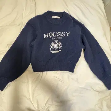 MOUSSY 네이비 로고 크롭 스웨터