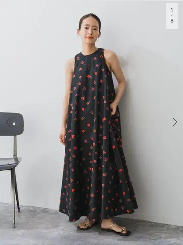 블랙 레드 꽃무늬 슬리브리스 플레어 원피스