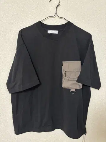 포켓 부착 블랙 티셔츠