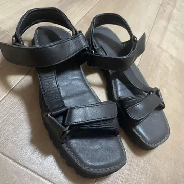 마가렛호웰 idea 샌들