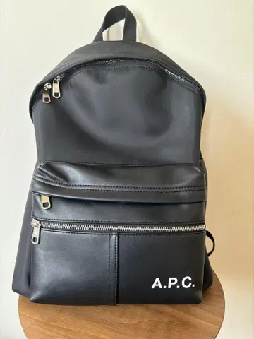 A.P.C. 블랙 백팩