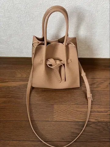 카멜색 숄더백