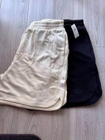 GAP 아이보리 블랙 숏팬츠