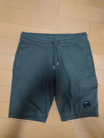 C.P. Company 카키 그린 숏 팬츠 L