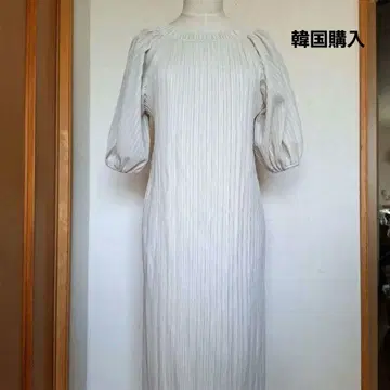 화이트 플리츠 퍼프 슬리브 원피스