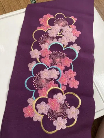 보라색 꽃무늬 자수 장식 옷깃, 카사네 옷깃