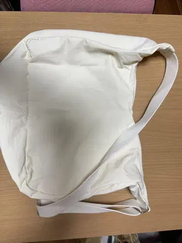 화이트 숄더백 내부 포켓 부착