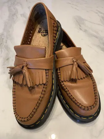 Dr.Martens 사이드 메쉬 태슬 로퍼 브라운