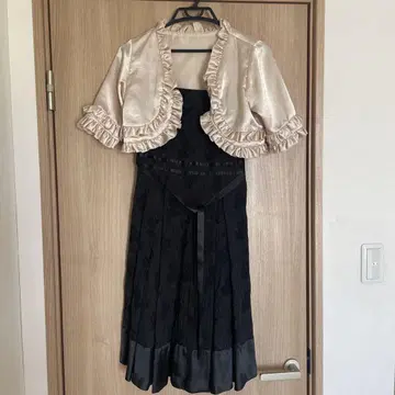 프릴이 달린 블랙 베이지 드레스 세트