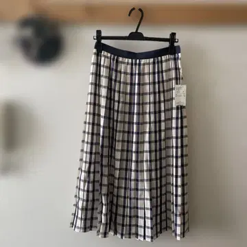 네이비와 화이트 체크 무늬 플리츠 스커트