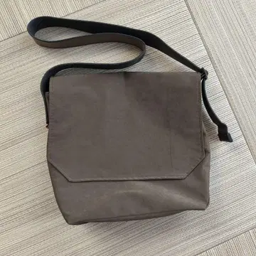 Hender Scheme(핸더 스킴) 플랩 숄더 스몰