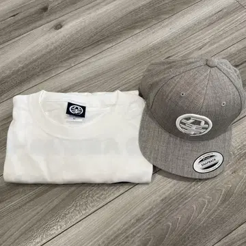 하치오지 리폼, 화이트 티셔츠와 스냅백 캡 세트
