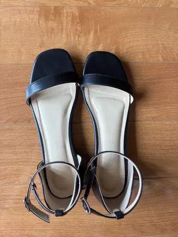 블랙 스트랩 샌들 어반 리서치