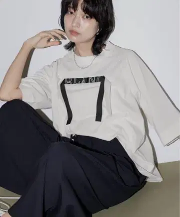새상품 이번 시즌 신상 에이미로우 테이프 로고 엠브로헴 턱 래글런 T셔츠