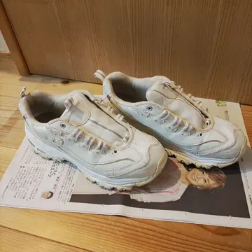 스케쳐스 화이트 스니커즈