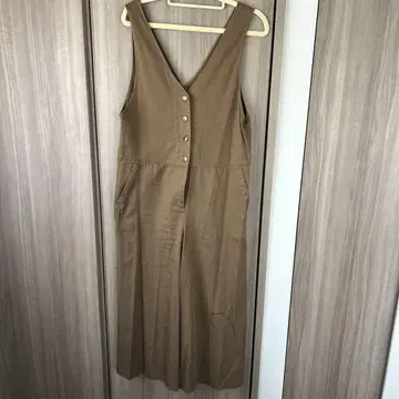 브라운 V넥 올인원