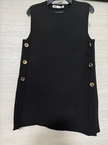 ZARA 블랙 슬리브리스 니트 (골드 버튼 장식)