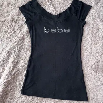 bebo 블랙 V넥 티셔츠 슬리브리스