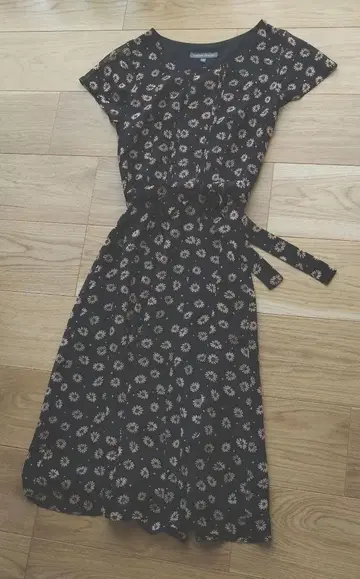 LAURA ASHLEY 꽃무늬 반팔 무릎 기장 원피스