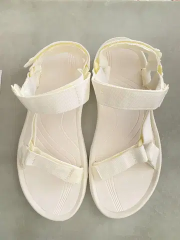 Teva 화이트 샌들