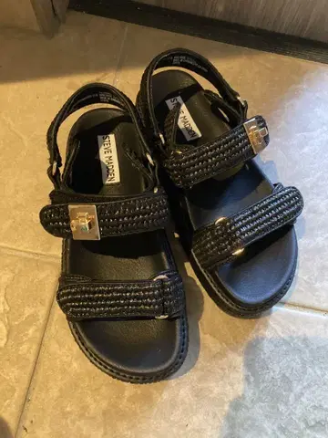 새상품급 STEVE MADDEN 블랙 샌들 라피아
