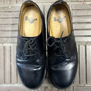 Dr. Martens 블랙 로퍼