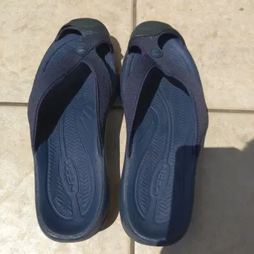 KEEN 네이비 비치 샌들