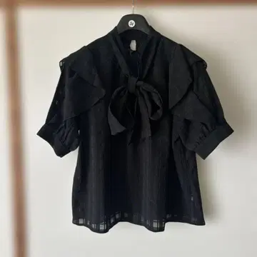 Hdather 블랙 프릴 리본 타이 반팔 블라우스 미사용품 비침 있음