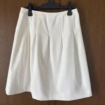 TO BE CHIC 플레어 스커트 화이트 무릎 기장
