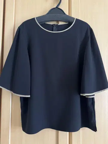 FENNEL 블랙 플레어 슬리브 탑