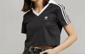 아디컬러 풋볼 자카드 V넥 크롭 피케 셔츠