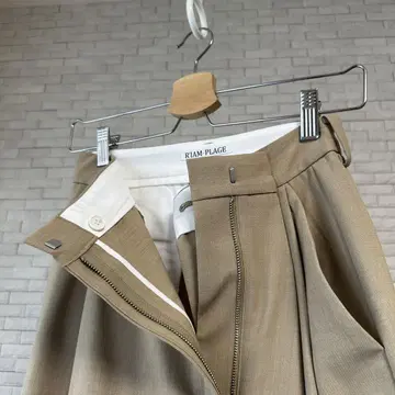 RITAM PLAGE 베이지 턱이 있는 슬랙스