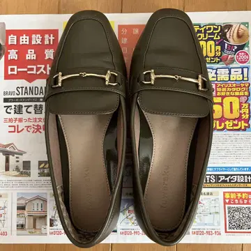올리브색 로퍼 금장 장식