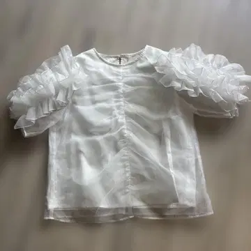 프릴이 달린 블라우스 화이트