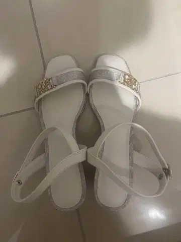 란다 모노그램 스트랩 샌들
