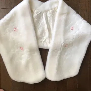 화이트 퍼 숄 성인식