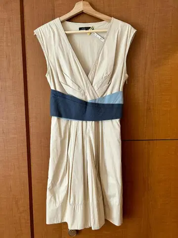 새상품급 BCBGMAXAZRIA 베이지와 네이비 V넥 원피스 S